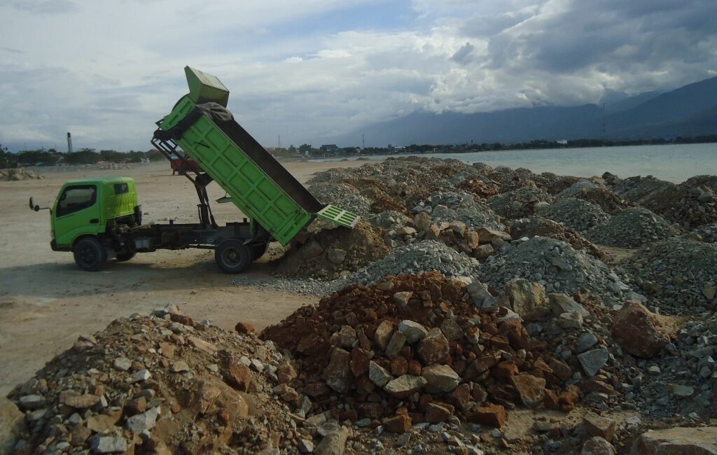 truk-menumpahkan-material-di-lahan-reklamasi-teluk-palu2